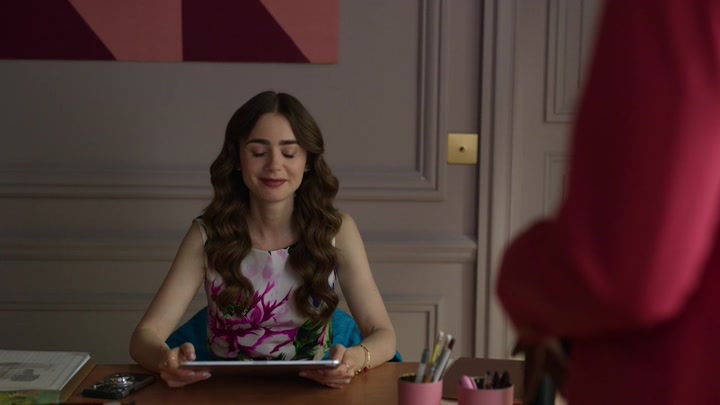 Emily_in_Paris_S02E06_WEBRip_x264-ION10_0226.jpg