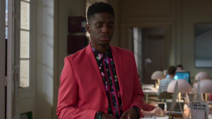 Emily_in_Paris_S02E06_WEBRip_x264-ION10_0228.jpg