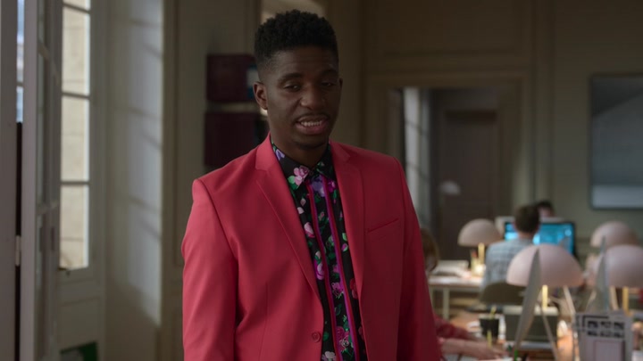 Emily_in_Paris_S02E06_WEBRip_x264-ION10_0234.jpg