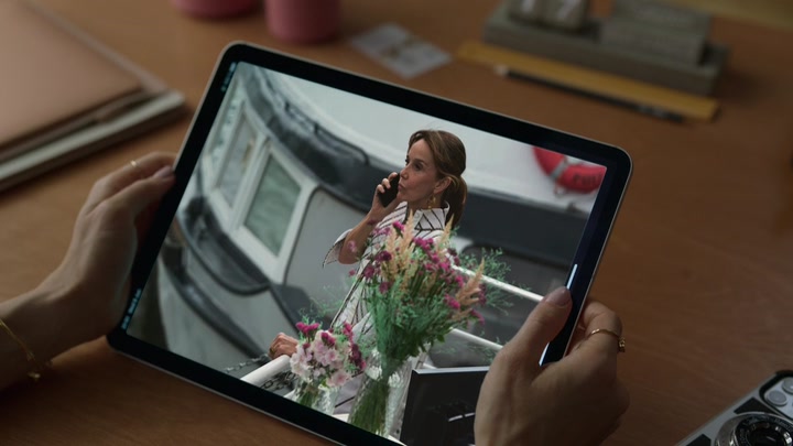 Emily_in_Paris_S02E06_WEBRip_x264-ION10_0255.jpg