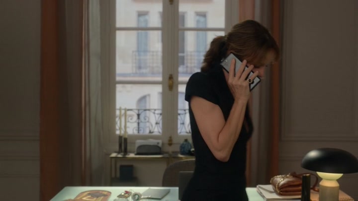 Emily_in_Paris_S02E06_WEBRip_x264-ION10_0266.jpg