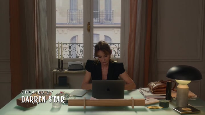 Emily_in_Paris_S02E06_WEBRip_x264-ION10_0316.jpg
