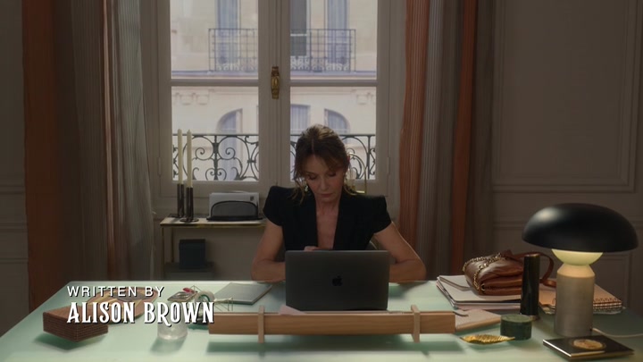 Emily_in_Paris_S02E06_WEBRip_x264-ION10_0318.jpg