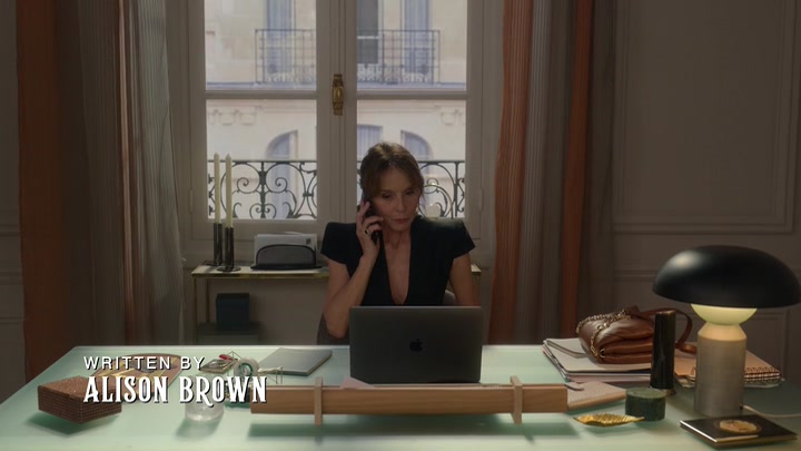 Emily_in_Paris_S02E06_WEBRip_x264-ION10_0321.jpg