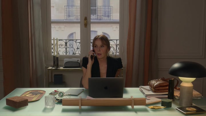 Emily_in_Paris_S02E06_WEBRip_x264-ION10_0323.jpg
