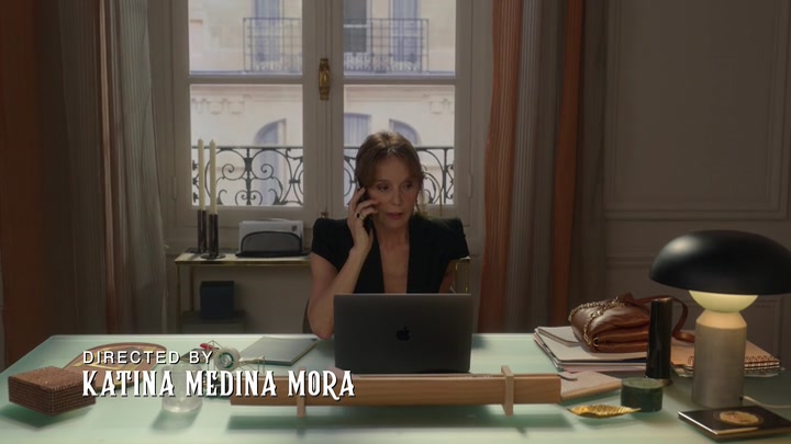 Emily_in_Paris_S02E06_WEBRip_x264-ION10_0325.jpg