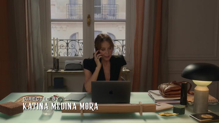 Emily_in_Paris_S02E06_WEBRip_x264-ION10_0327.jpg