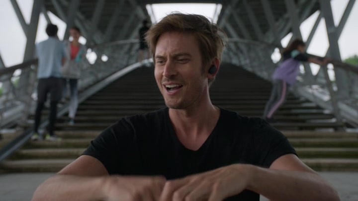 Emily_in_Paris_S02E06_WEBRip_x264-ION10_0333.jpg
