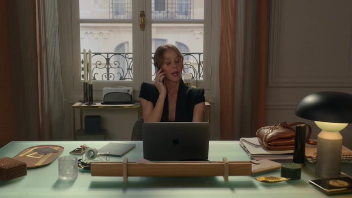 Emily_in_Paris_S02E06_WEBRip_x264-ION10_0334.jpg