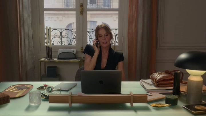 Emily_in_Paris_S02E06_WEBRip_x264-ION10_0337.jpg