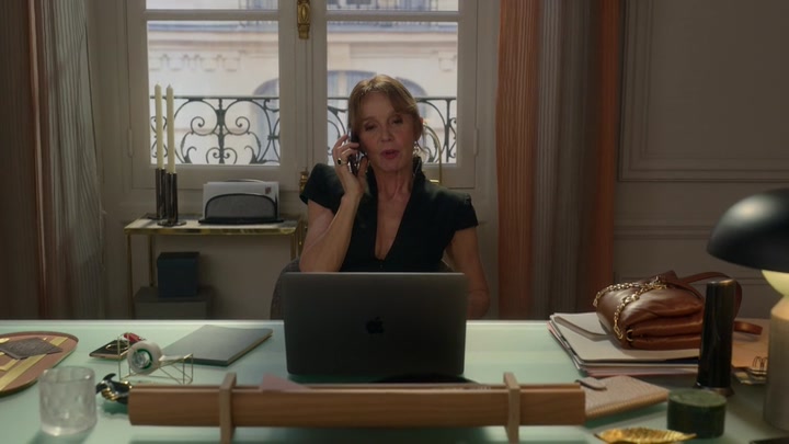Emily_in_Paris_S02E06_WEBRip_x264-ION10_0347.jpg