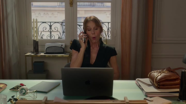 Emily_in_Paris_S02E06_WEBRip_x264-ION10_0358.jpg
