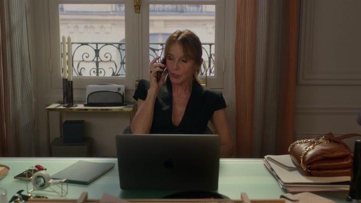Emily_in_Paris_S02E06_WEBRip_x264-ION10_0359.jpg
