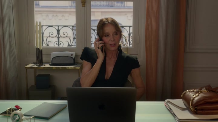 Emily_in_Paris_S02E06_WEBRip_x264-ION10_0364.jpg