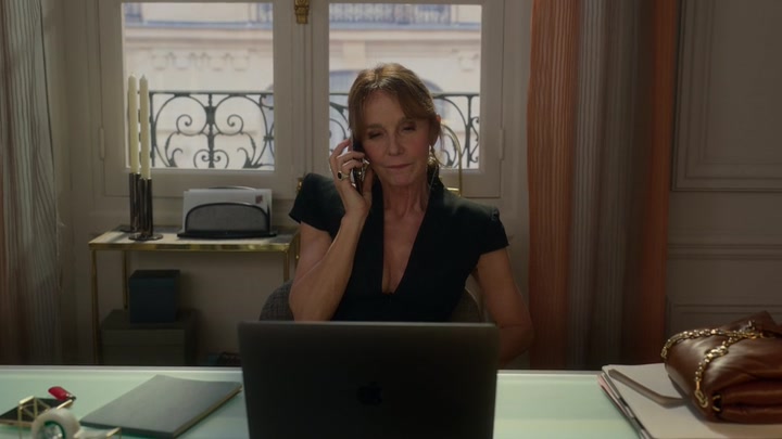 Emily_in_Paris_S02E06_WEBRip_x264-ION10_0367.jpg
