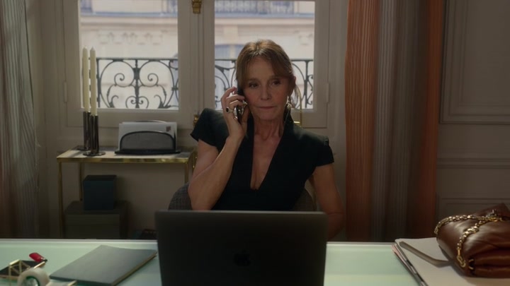 Emily_in_Paris_S02E06_WEBRip_x264-ION10_0368.jpg