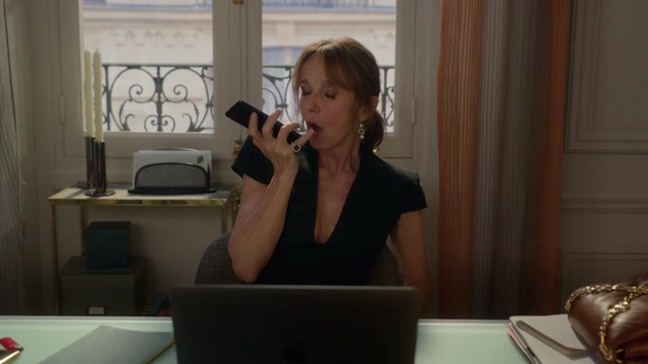 Emily_in_Paris_S02E06_WEBRip_x264-ION10_0375.jpg