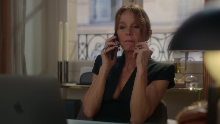 Emily_in_Paris_S02E06_WEBRip_x264-ION10_0391.jpg