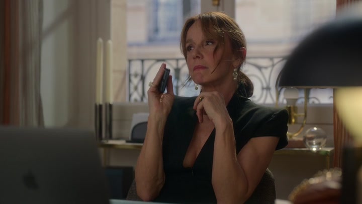 Emily_in_Paris_S02E06_WEBRip_x264-ION10_0396.jpg