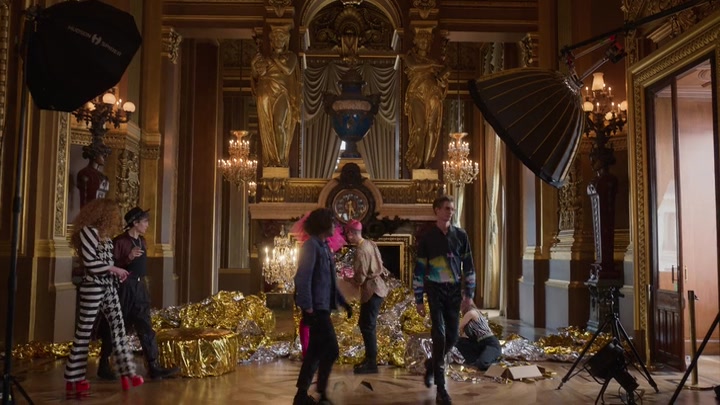 Emily_in_Paris_S02E06_WEBRip_x264-ION10_0405.jpg