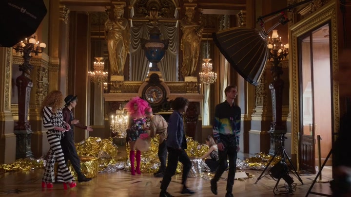 Emily_in_Paris_S02E06_WEBRip_x264-ION10_0406.jpg