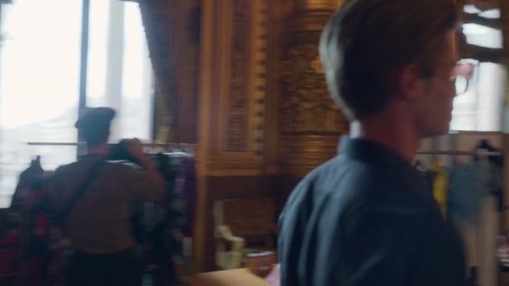 Emily_in_Paris_S02E06_WEBRip_x264-ION10_0413.jpg