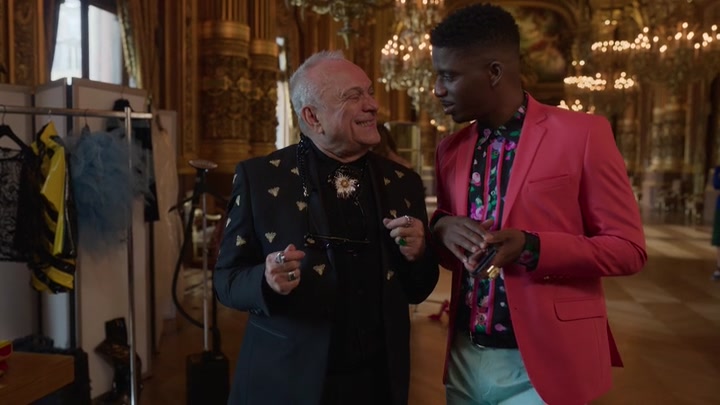 Emily_in_Paris_S02E06_WEBRip_x264-ION10_0421.jpg