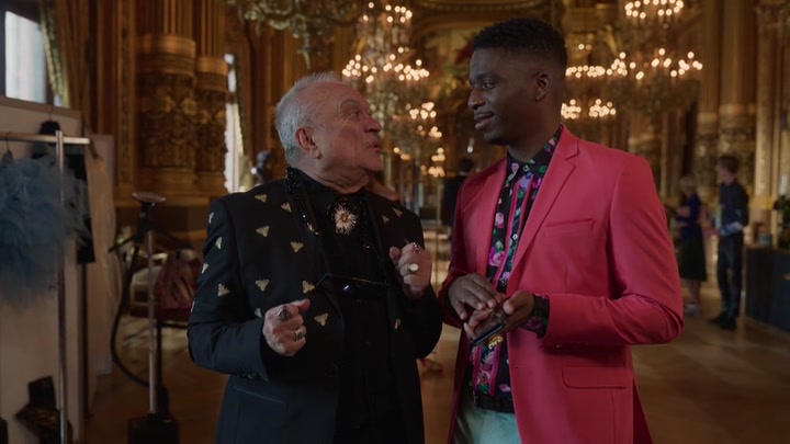 Emily_in_Paris_S02E06_WEBRip_x264-ION10_0429.jpg