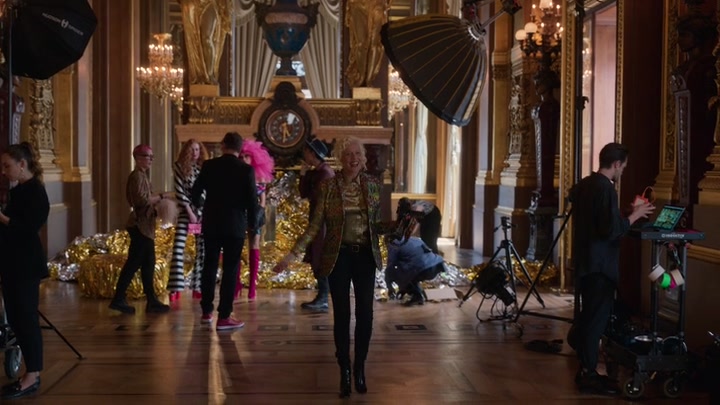 Emily_in_Paris_S02E06_WEBRip_x264-ION10_0436.jpg