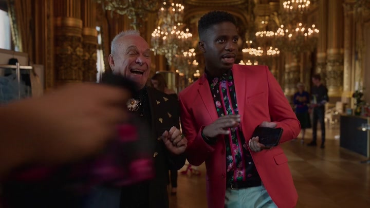 Emily_in_Paris_S02E06_WEBRip_x264-ION10_0439.jpg