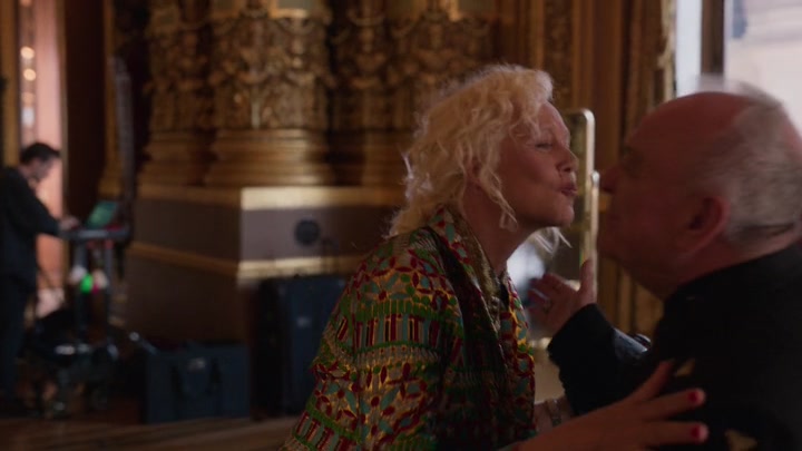 Emily_in_Paris_S02E06_WEBRip_x264-ION10_0453.jpg