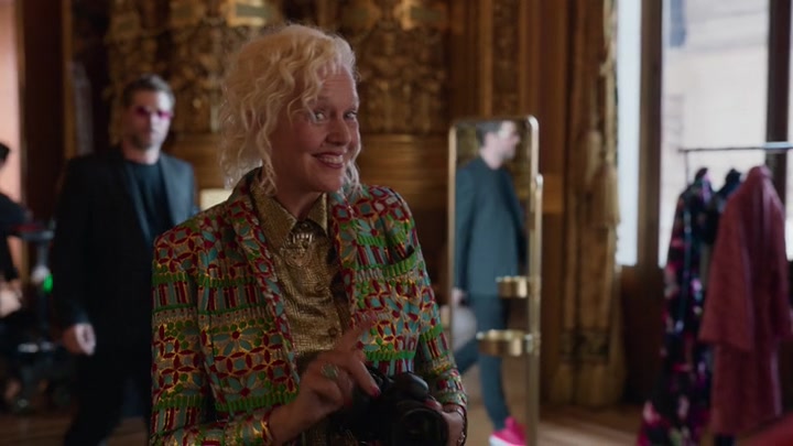 Emily_in_Paris_S02E06_WEBRip_x264-ION10_0480.jpg