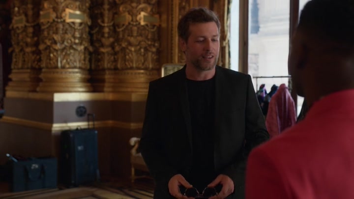 Emily_in_Paris_S02E06_WEBRip_x264-ION10_0492.jpg