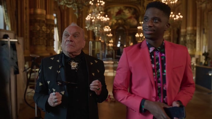 Emily_in_Paris_S02E06_WEBRip_x264-ION10_0499.jpg