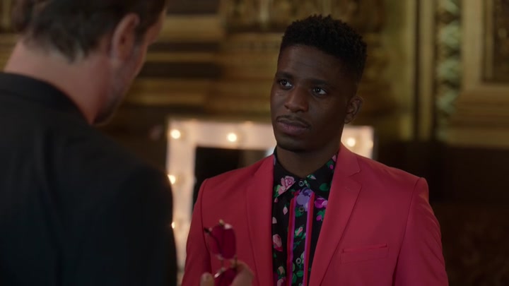 Emily_in_Paris_S02E06_WEBRip_x264-ION10_0511.jpg