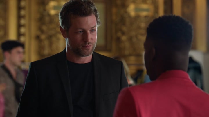 Emily_in_Paris_S02E06_WEBRip_x264-ION10_0516.jpg