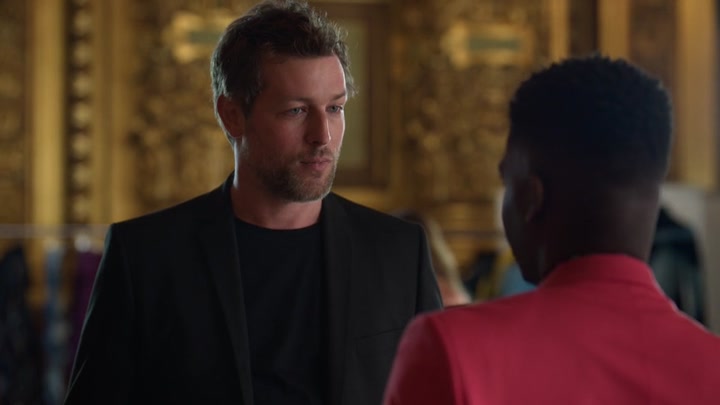 Emily_in_Paris_S02E06_WEBRip_x264-ION10_0522.jpg