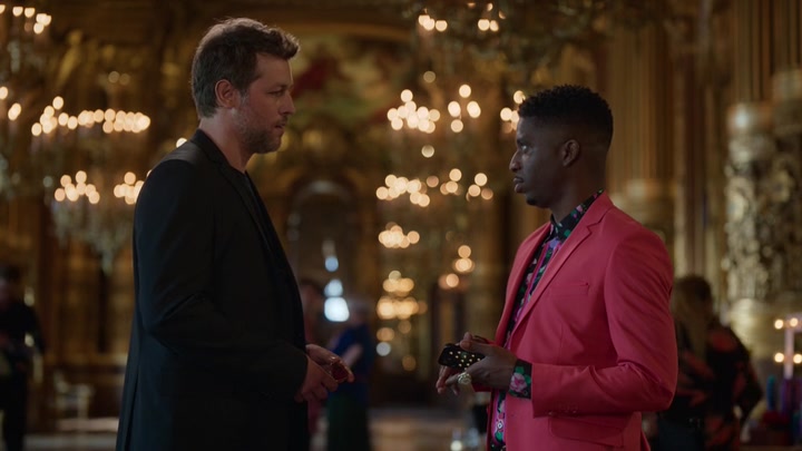 Emily_in_Paris_S02E06_WEBRip_x264-ION10_0533.jpg