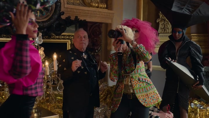 Emily_in_Paris_S02E06_WEBRip_x264-ION10_0544.jpg