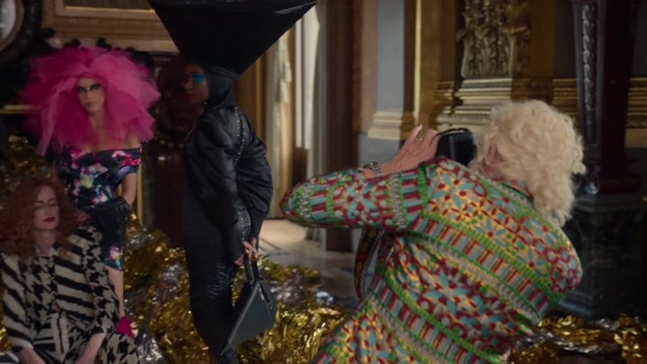 Emily_in_Paris_S02E06_WEBRip_x264-ION10_0552.jpg