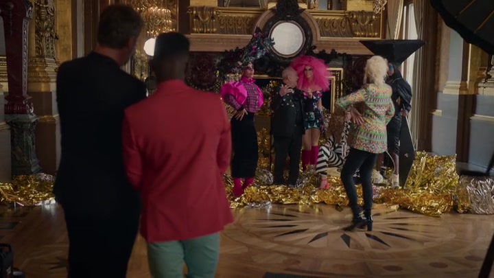 Emily_in_Paris_S02E06_WEBRip_x264-ION10_0570.jpg