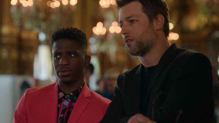Emily_in_Paris_S02E06_WEBRip_x264-ION10_0589.jpg