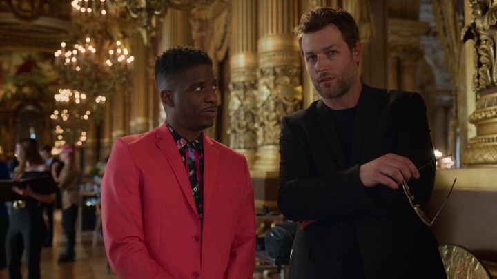 Emily_in_Paris_S02E06_WEBRip_x264-ION10_0606.jpg