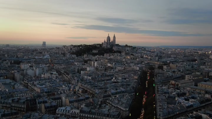 Emily_in_Paris_S02E06_WEBRip_x264-ION10_0623.jpg