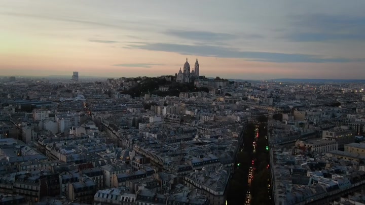 Emily_in_Paris_S02E06_WEBRip_x264-ION10_0624.jpg