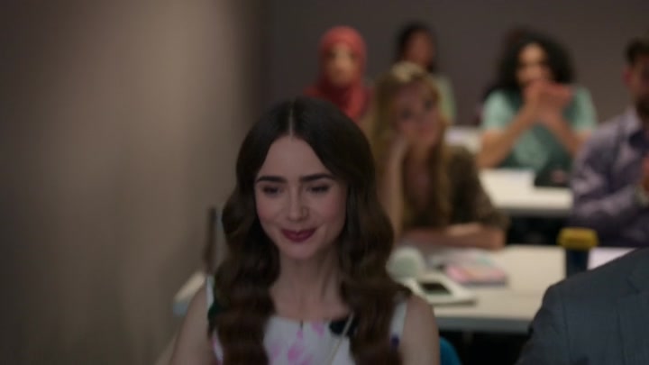 Emily_in_Paris_S02E06_WEBRip_x264-ION10_0660.jpg