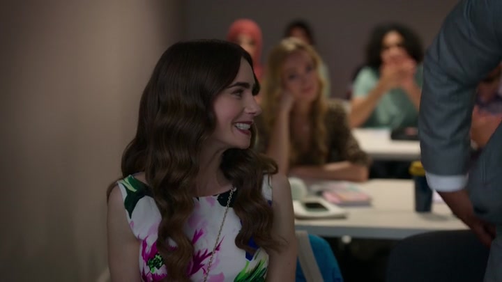 Emily_in_Paris_S02E06_WEBRip_x264-ION10_0664.jpg