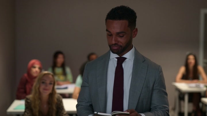 Emily_in_Paris_S02E06_WEBRip_x264-ION10_0681.jpg