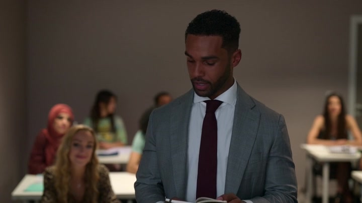 Emily_in_Paris_S02E06_WEBRip_x264-ION10_0682.jpg