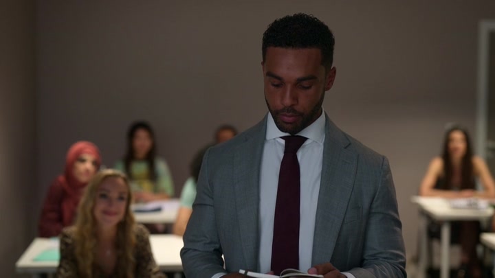 Emily_in_Paris_S02E06_WEBRip_x264-ION10_0684.jpg